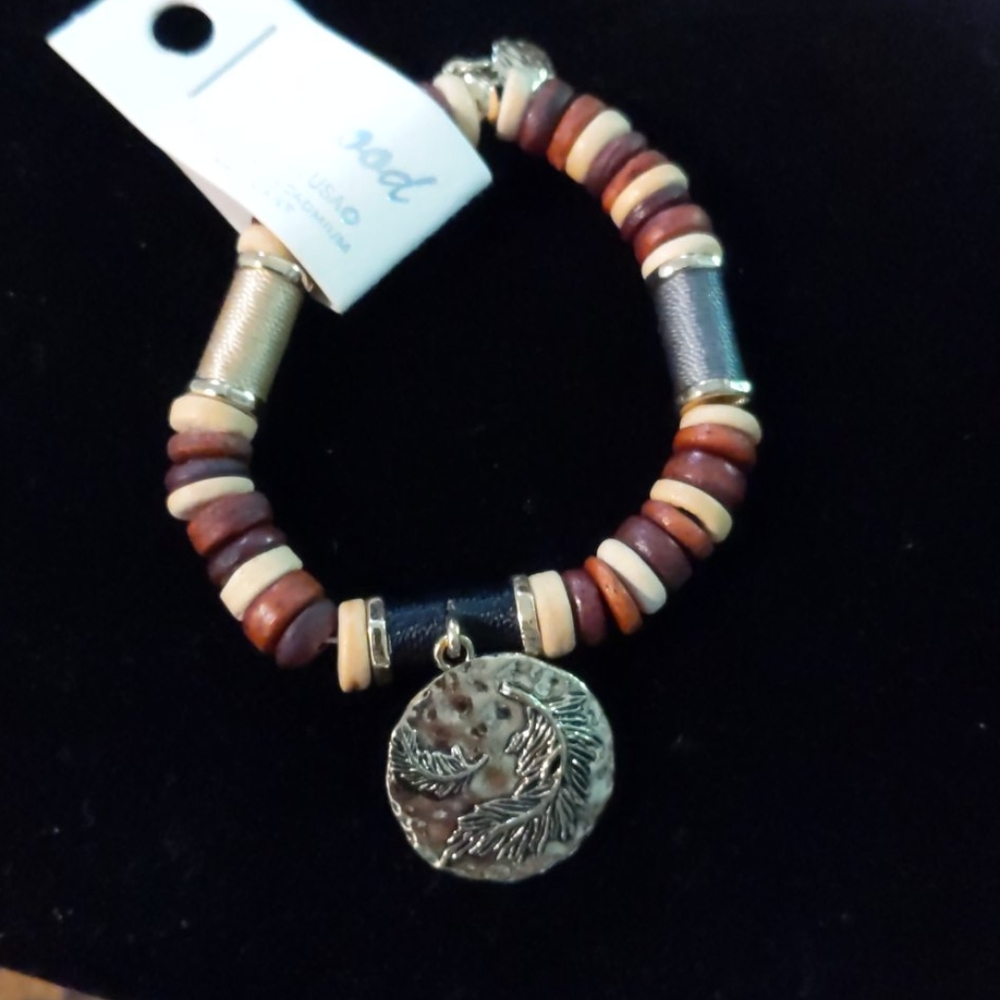 NWOT FEATHER PRINT IN WOOD BEADS BRACELET